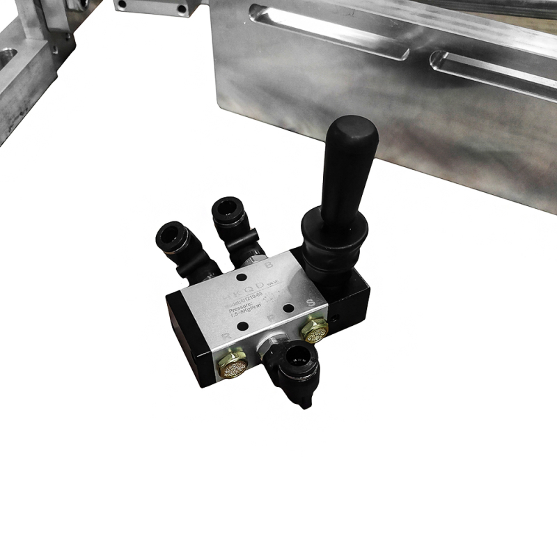 Narrow workpiece feeder for edge banding machine