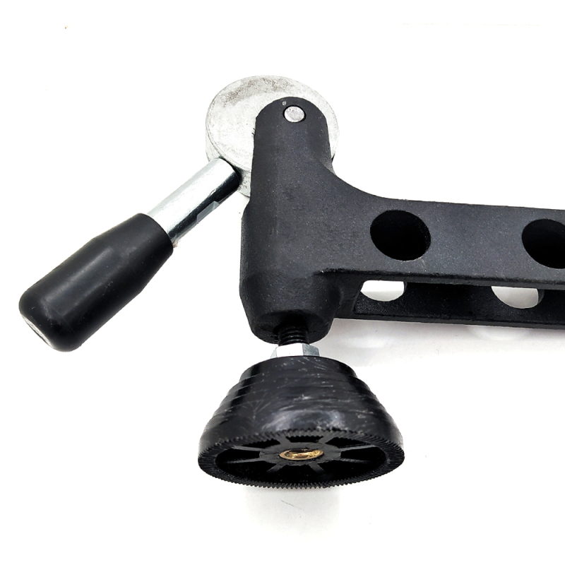 Eccentric clamp PU-02 for sliding table saw