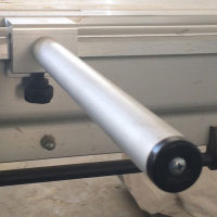 Side handle carriage of sliding table saw