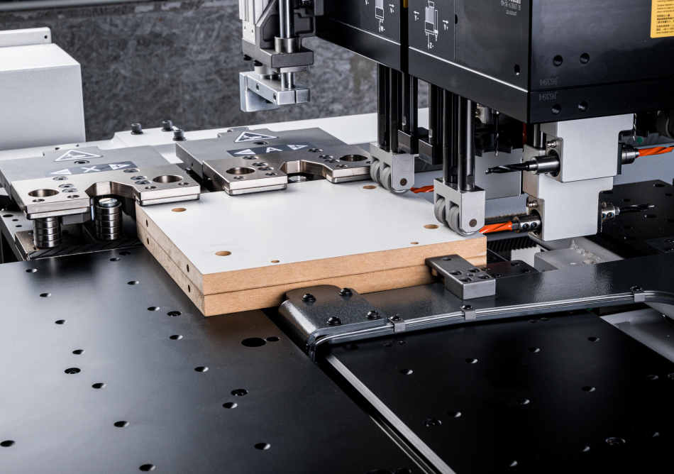 Simultaneous processing of two workpieces