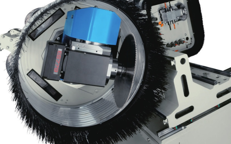 The machine is equipped with a powerful 12 kW electrospindle from the Italian manufacturer HSD ES779