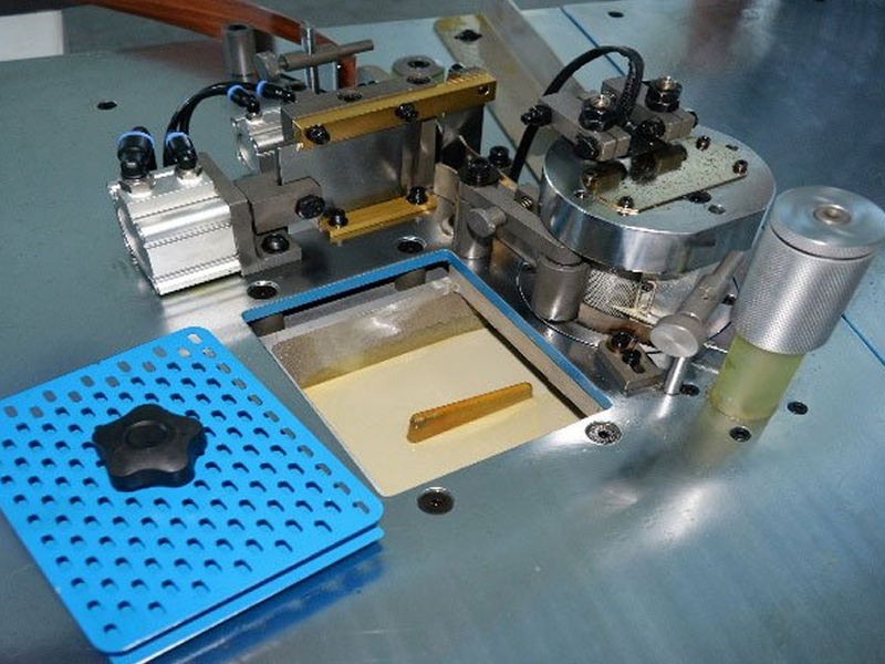Bottom glue pot on the universal edgebanding machine KDT-305