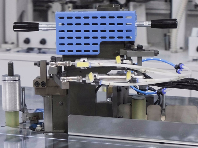 Top quick-change glue pot on the universal edgebanding machine KDT-305M