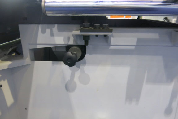 comfortable handle setting the saw