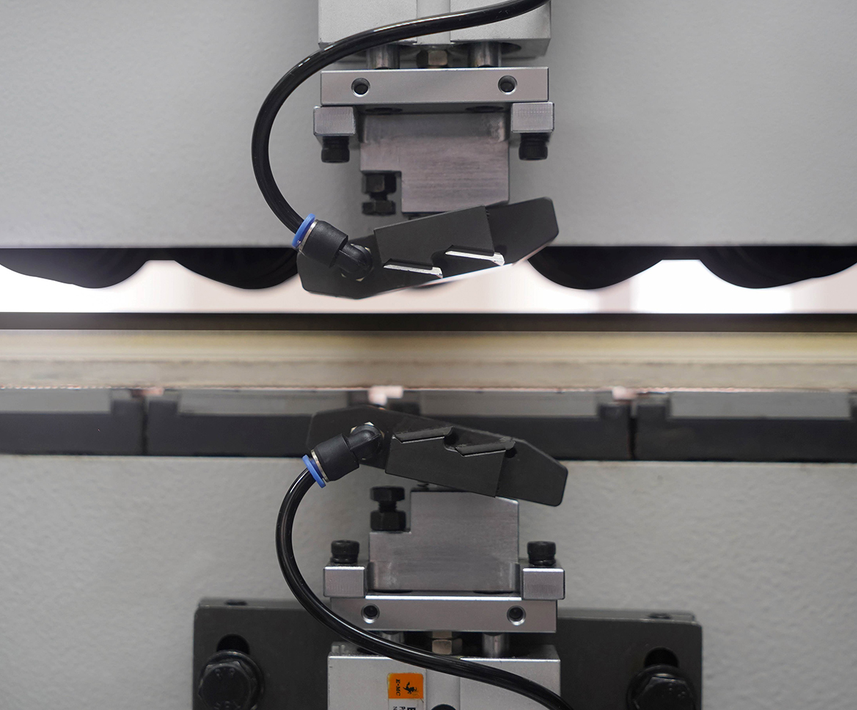 Glue scraping unit