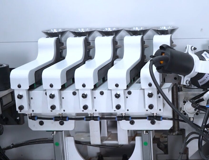 Pressure roller unit for profiled edge