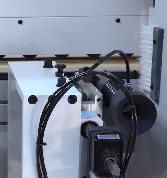 Radius scraper unit for profiled edge