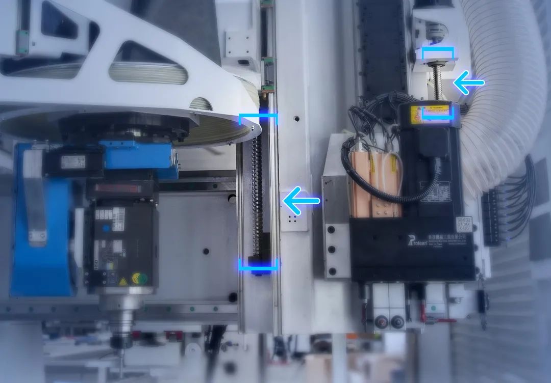 two separate screw pairs in the Z axis