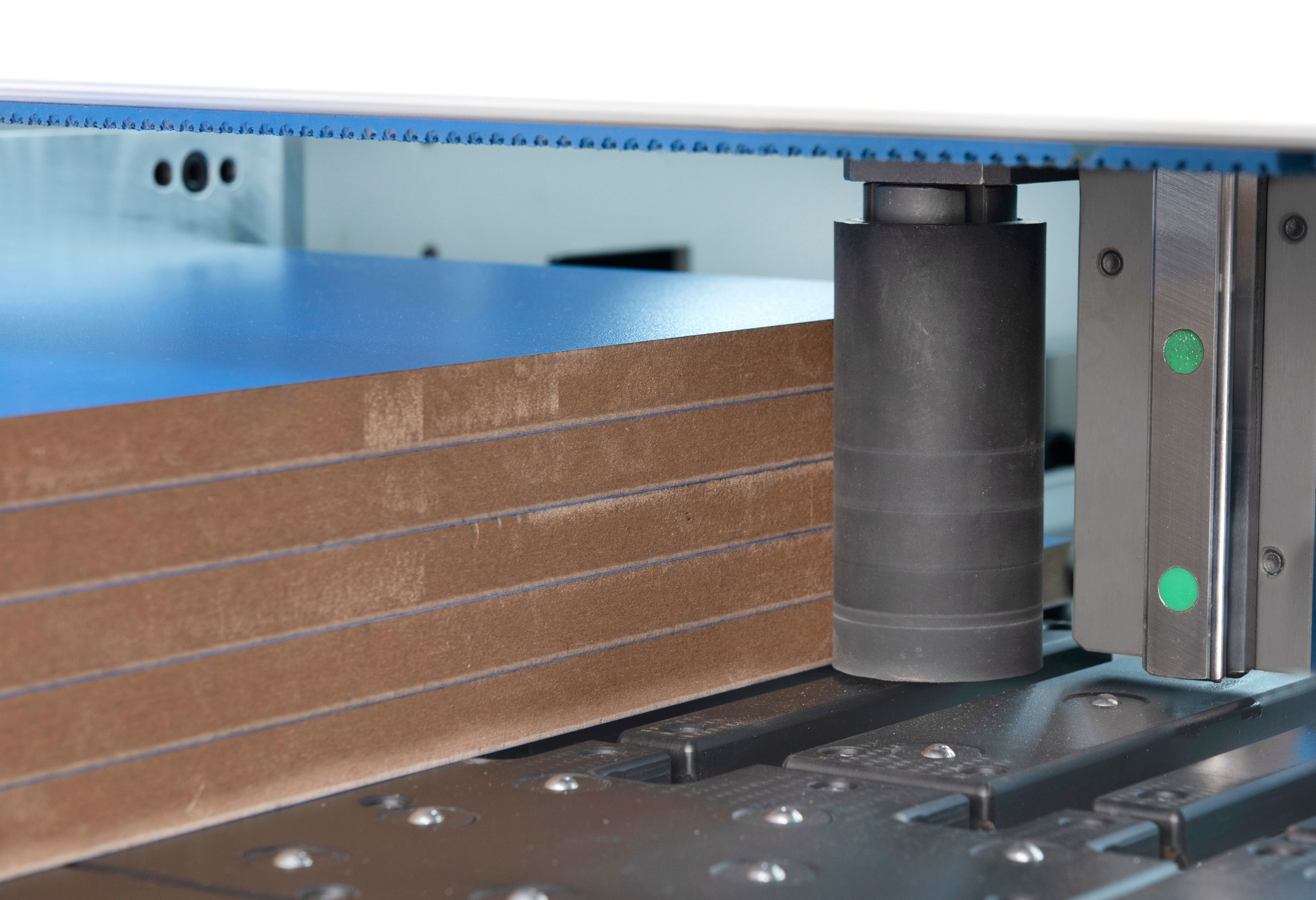 lateral straightener in the cutting area