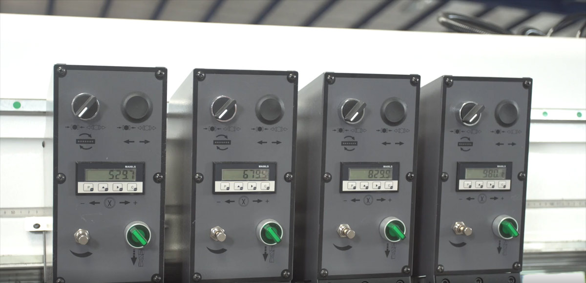automatic positioning of upper and lower traverses