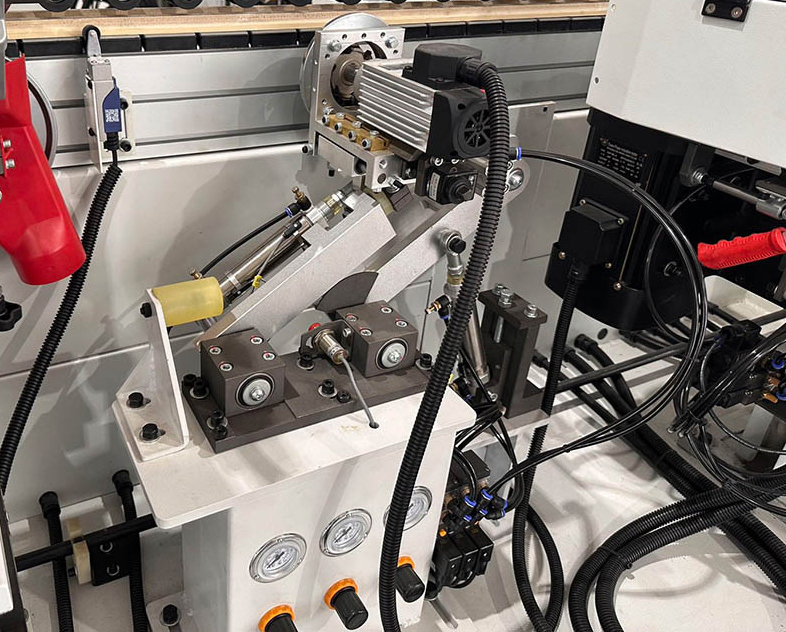 Milling unit with radius cutter for processing corners "G"